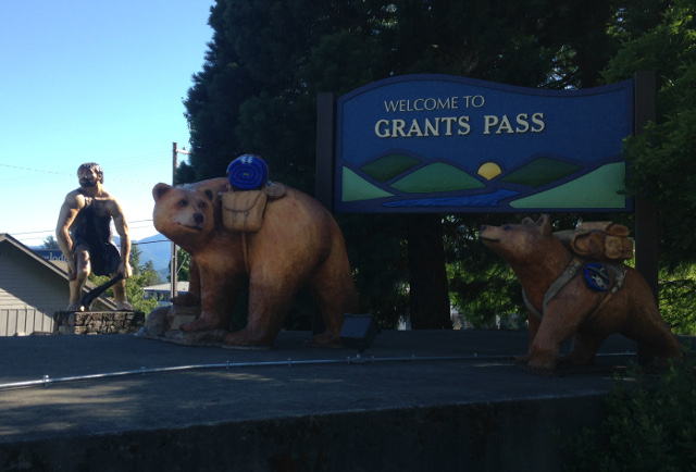 Grants Pass, Oregon bears sign